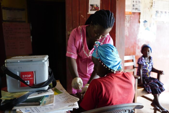 Zdravotní sestra v Sierra Leone bojuje proti šíření viru COVID-19
