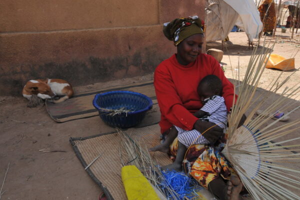 IDPS woman at the site of the displaced of kolobougou in Niono making a hat to generate income