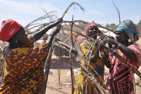 IDPS women setting up shelters in the IDP site of kolodougou in Niono