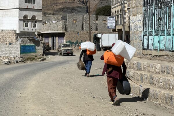 With support from Global Affairs Canada (GAC), CARE support 417 recipients receive hygiene kits in Maswar district, Amran Governorate, to raise the importance of proper hygiene. 