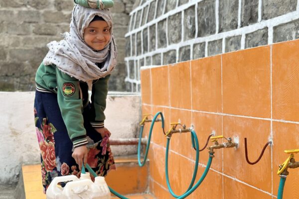 With funding from Global Affairs Canada, CARE intervened in Amran and construced water tanks of 75 m3, water distribution points, well protection room and insatalled solar panels. This means that local residents like Ola’a and Gheda’a, can safely fetch water any time of the day.