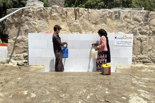 With funding from Global Affairs Canada, CARE intervened in Amran and construced water tanks of 75 m3, water distribution points, well protection room and insatalled solar panels. This means that local residents like Ola’a and Gheda’a, can safely fetch water any time of the day.