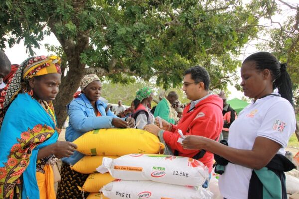 Mozambique is suffering from the worst drought in 35 years. Two million people are in need of food assistance. CARE Mozambique, as part of an international consortium, is aiming to reach 500,000 people with assistance. During food fairs such as this one here in Inhambane province, CARE distributes vouchers to families. They can spend 2,000 meticais (around 30 US-Dollar) on food items such as maize, oil, beans and rice. The food supports families of the average size of five people for about 3-4 weeks.