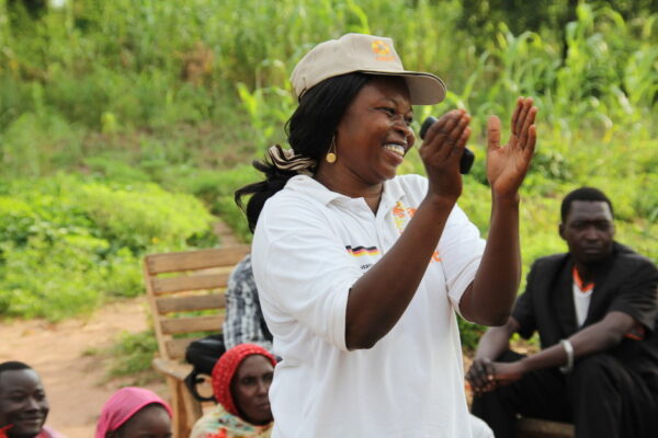 CARE staffer Lucy Mainandji speaks to the village community of Danamadja. The 37-year old aid worker has a refugee past herself: Between the age of 7 to 10, she lived in Cameroun as a refugee with her family.